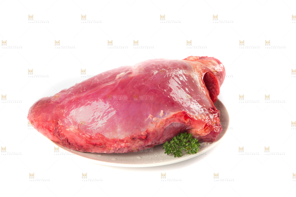 白底上的新鲜牛肉