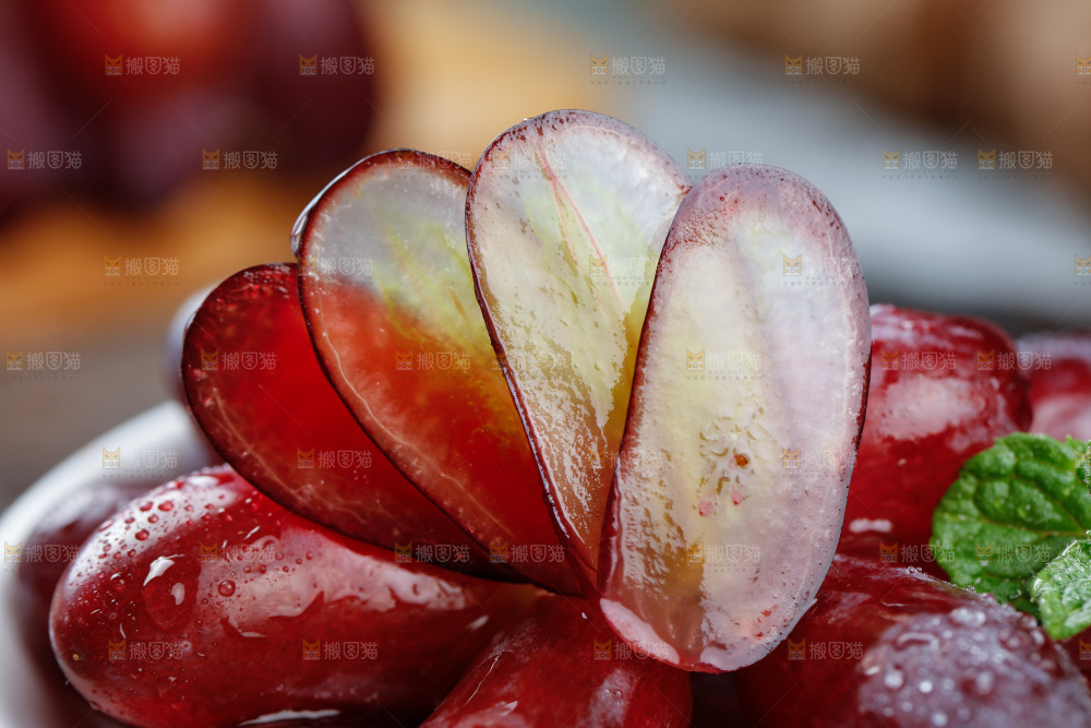 深底上的金手指葡萄