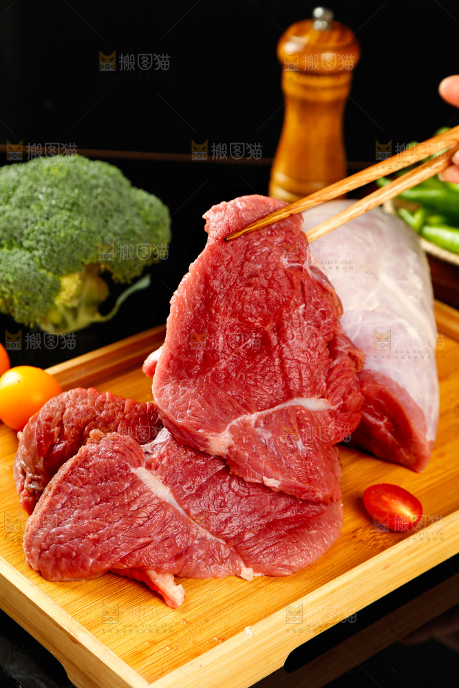 深底上的新鲜牛肉