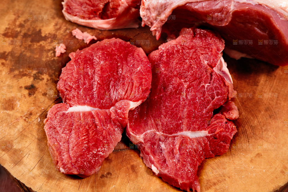 深底上的新鲜牛肉