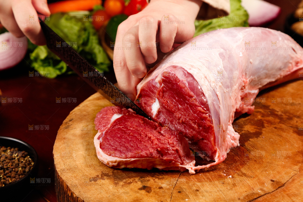 深底上的新鲜牛肉