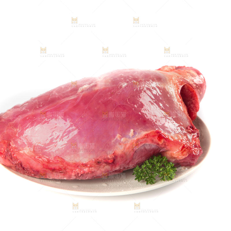 白底上的新鲜牛肉