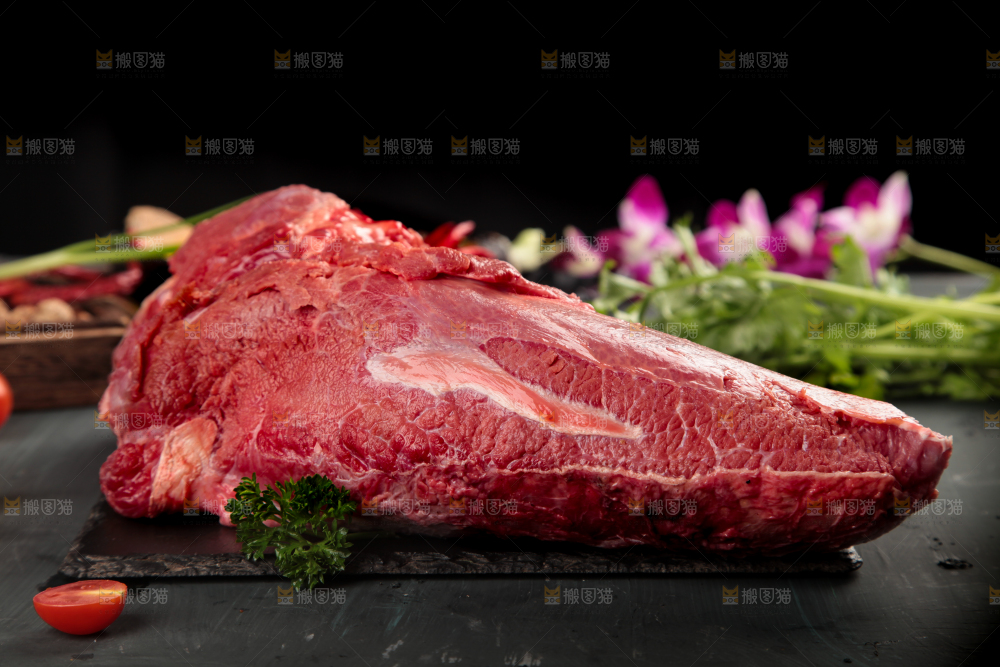 深底上的新鲜牛肉