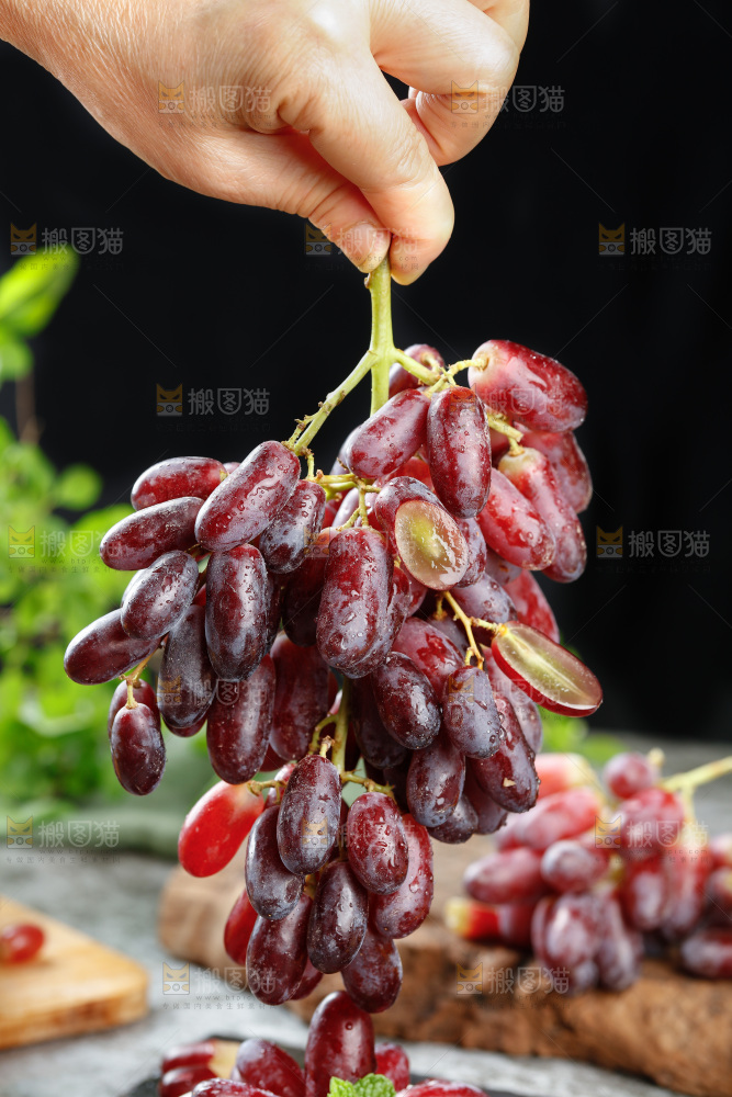 深底上的金手指葡萄
