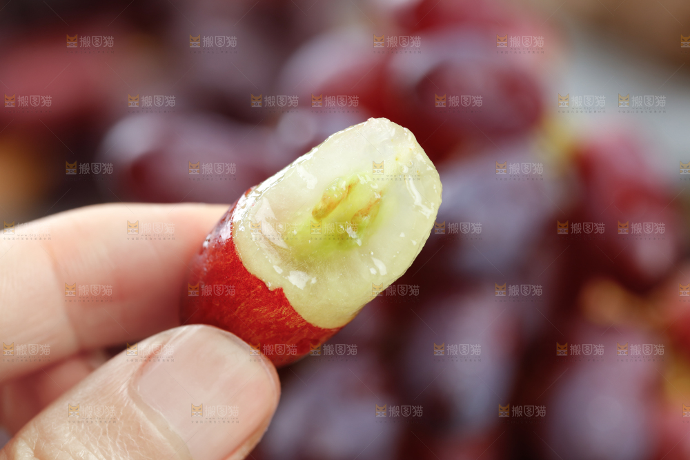 深底上的金手指葡萄