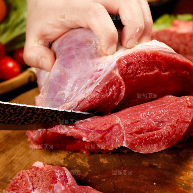 深底上的新鲜牛肉