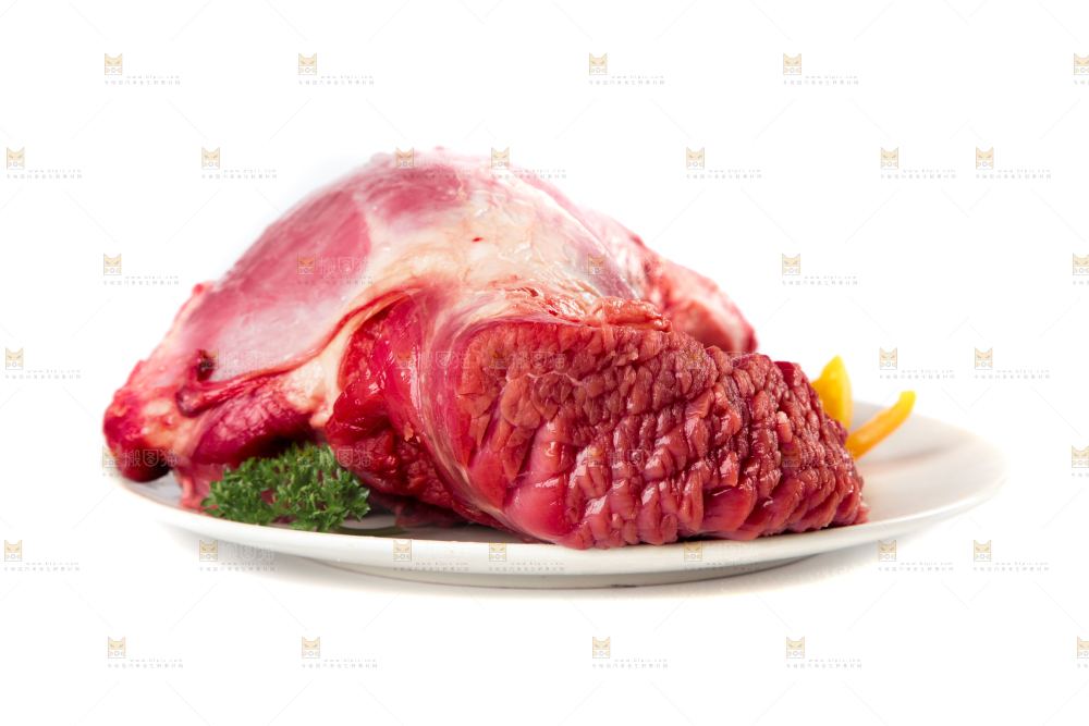 白底上的新鲜牛肉