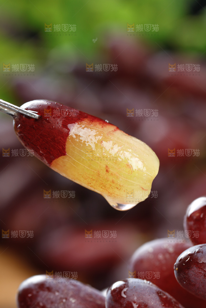 深底上的金手指葡萄