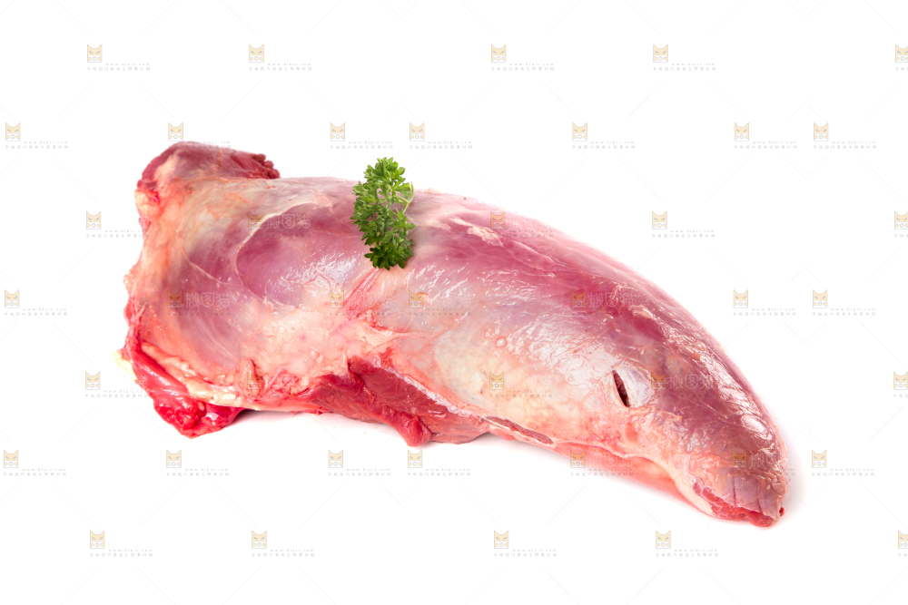 白底上的新鲜牛肉