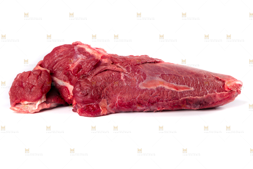 白底上的新鲜牛肉