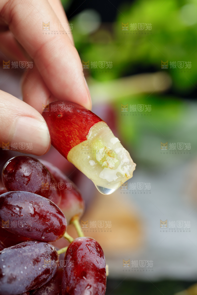 深底上的金手指葡萄