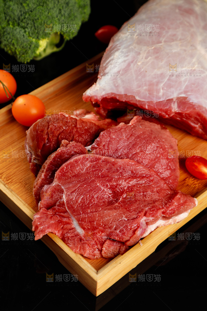 深底上的新鲜牛肉