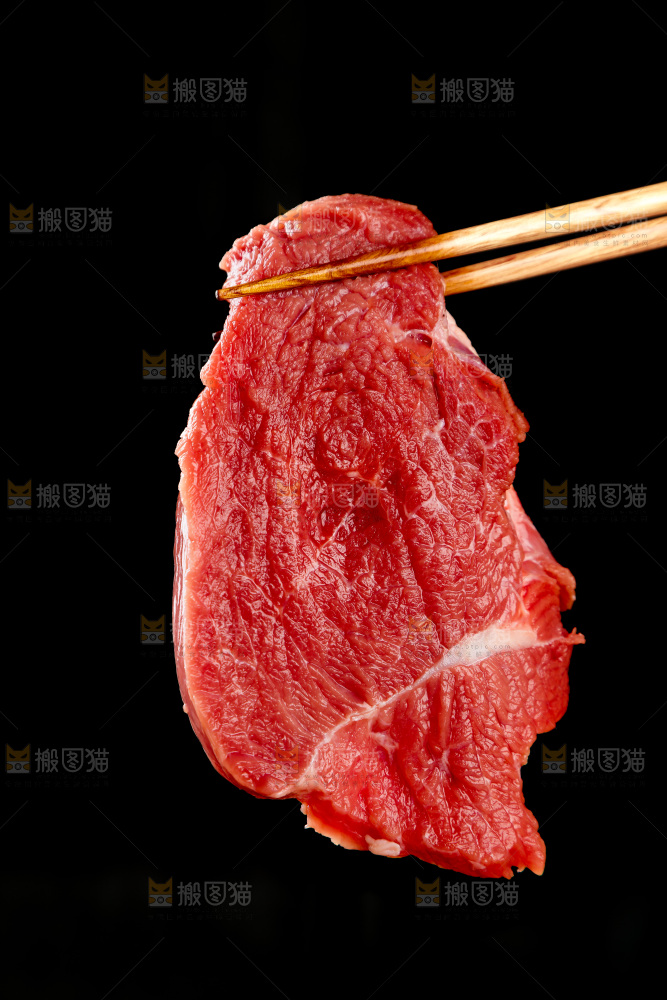 深底上的新鲜牛肉