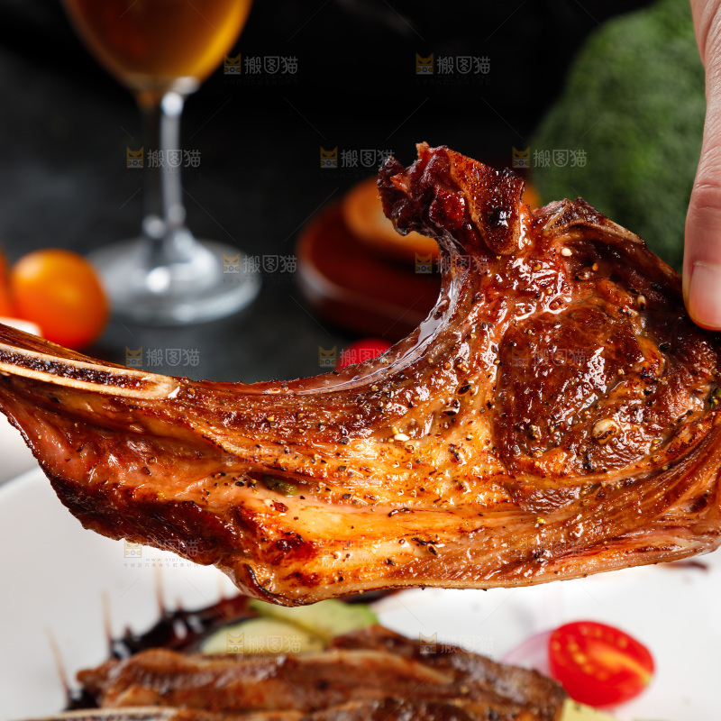 深底上的烤羊排