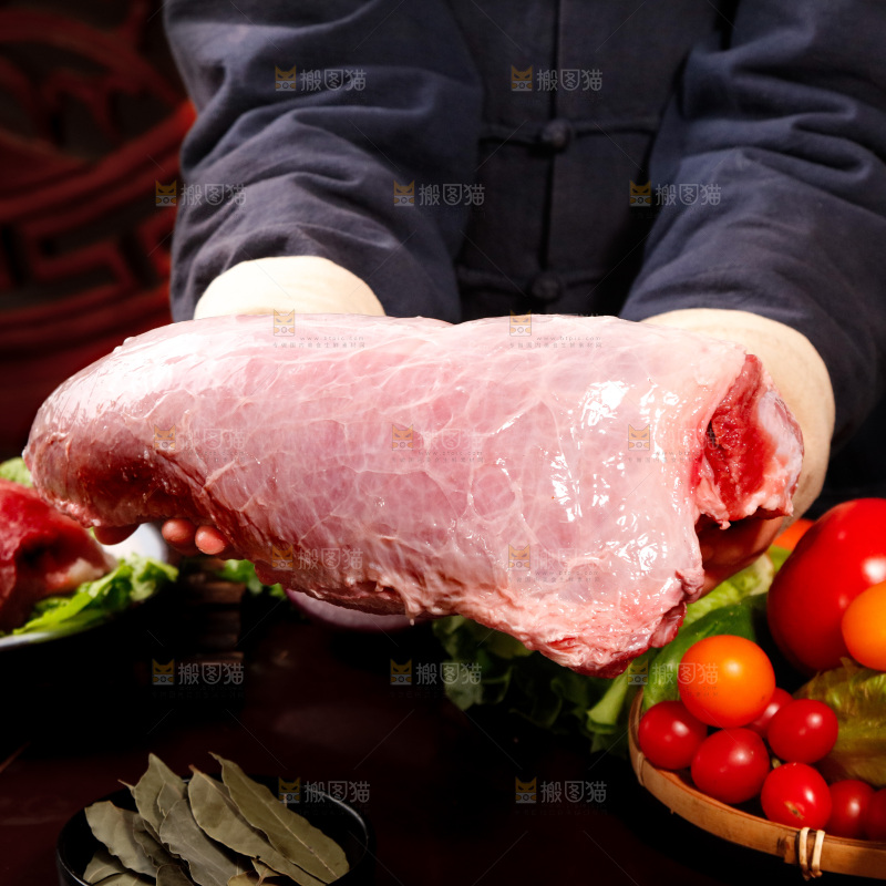 深底上的新鲜牛肉