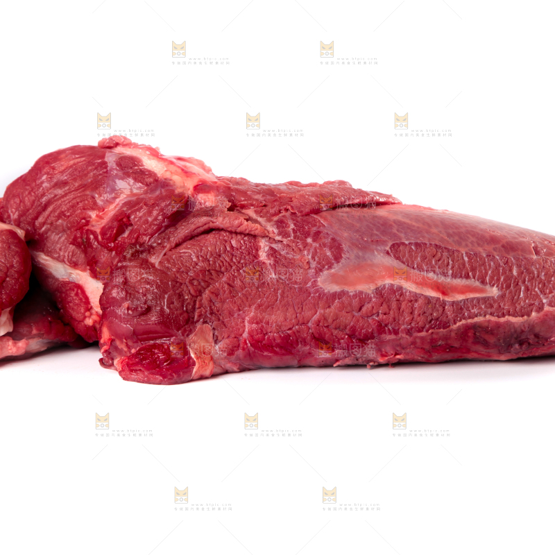 白底上的新鲜牛肉