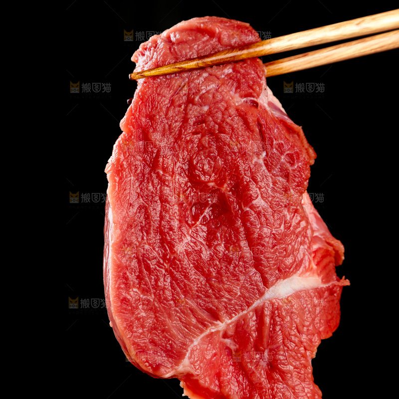 深底上的新鲜牛肉