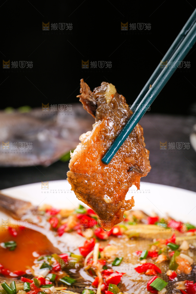 盘子里的红烧鲽鱼