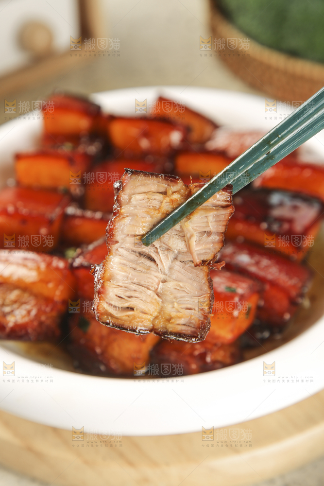 浅底上的红烧肉