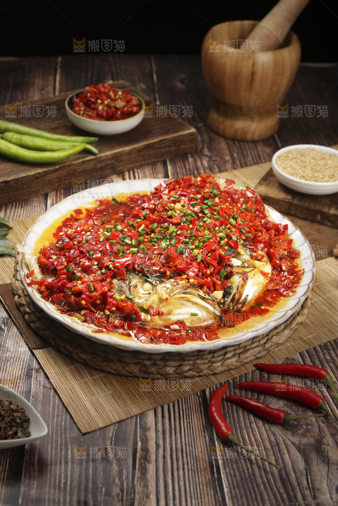 深底上的剁椒鱼头