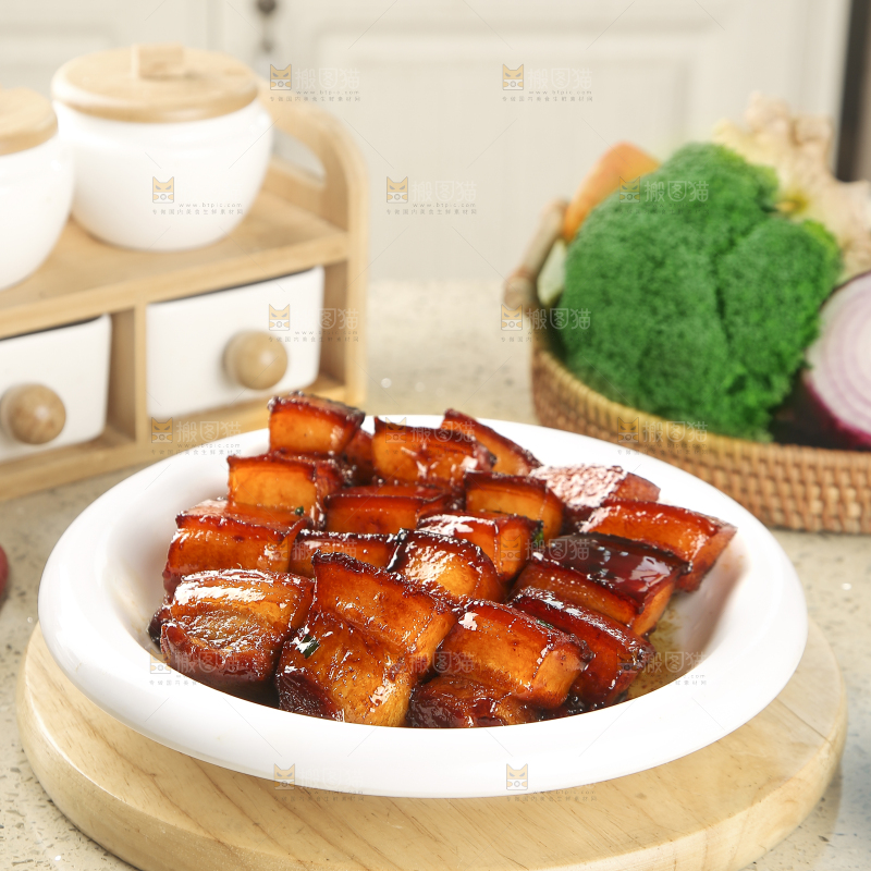 浅底上的红烧肉
