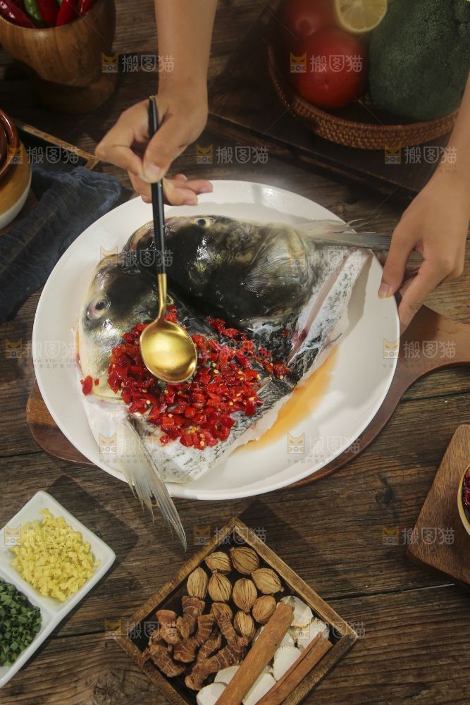 深底上的剁椒鱼头