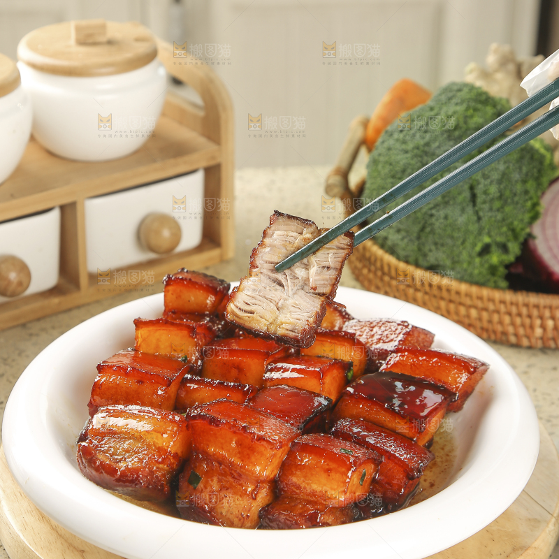 浅底上的红烧肉