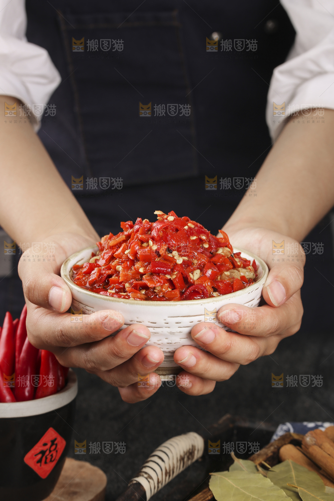 深底上的剁辣椒