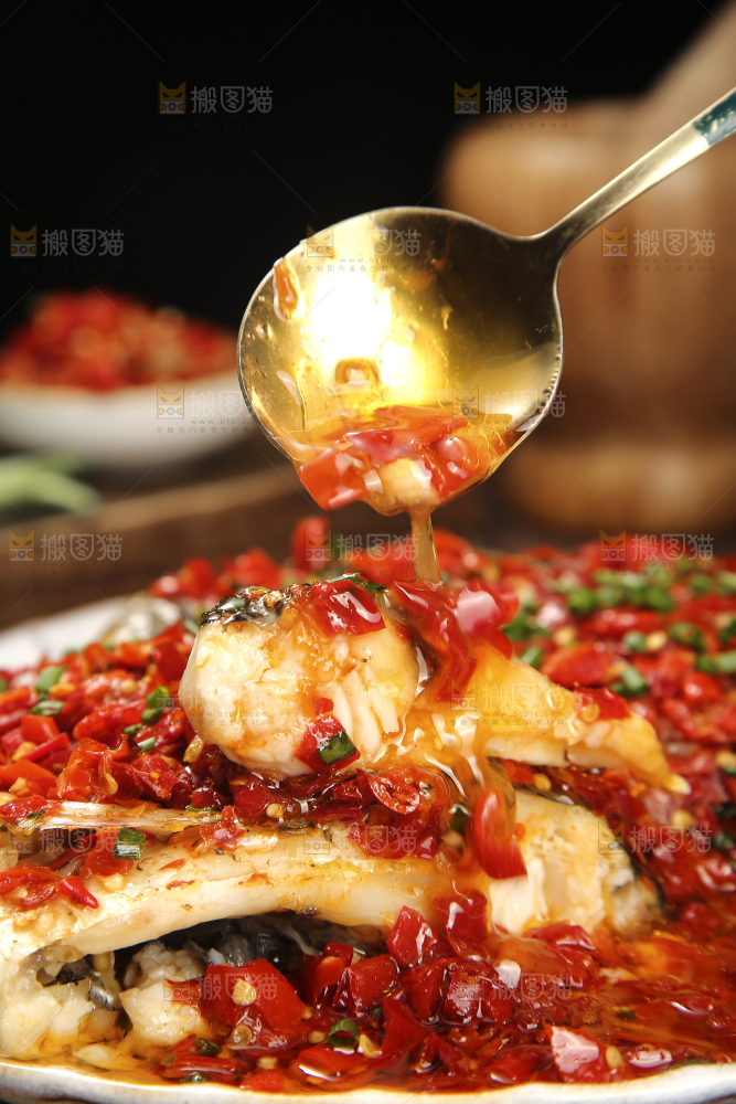深底上的剁椒鱼头