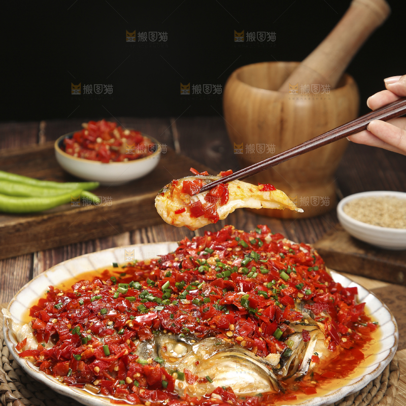 深底上的剁椒鱼头