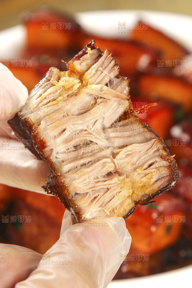 浅底上的红烧肉