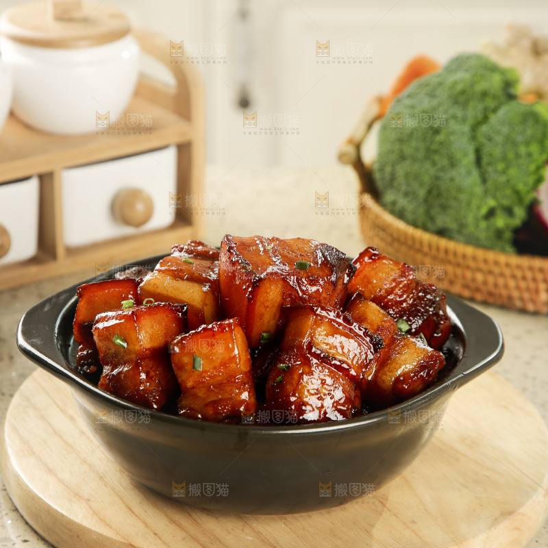 浅底上的红烧肉