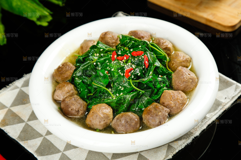 盘子里的牛肉丸汤