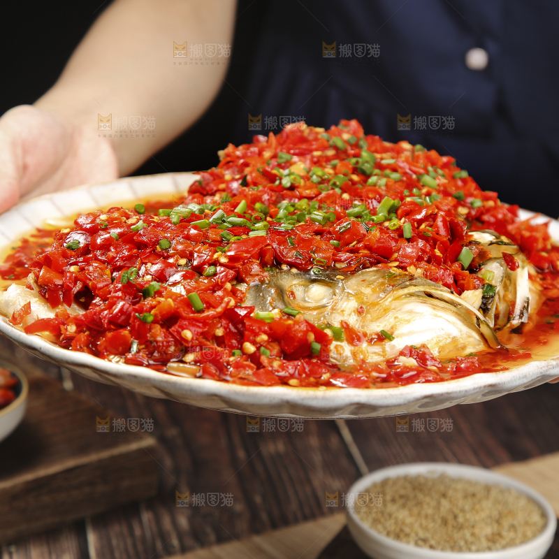 深底上的剁椒鱼头