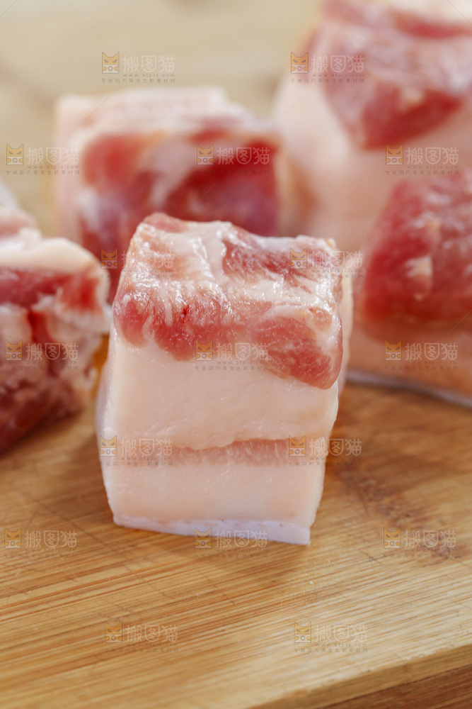 浅底上的红烧肉制作