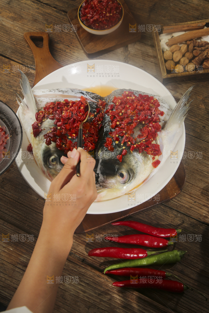 深底上的剁椒鱼头