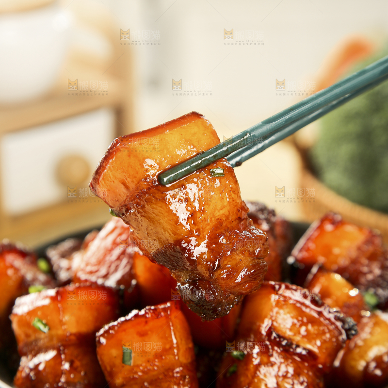 浅底上的红烧肉