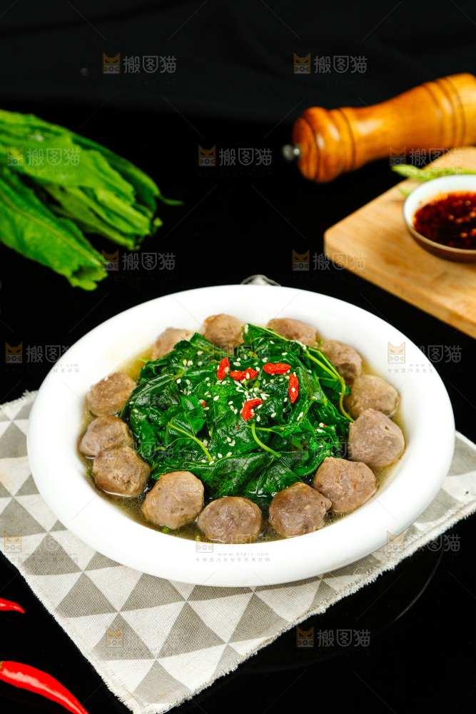 盘子里的牛肉丸汤