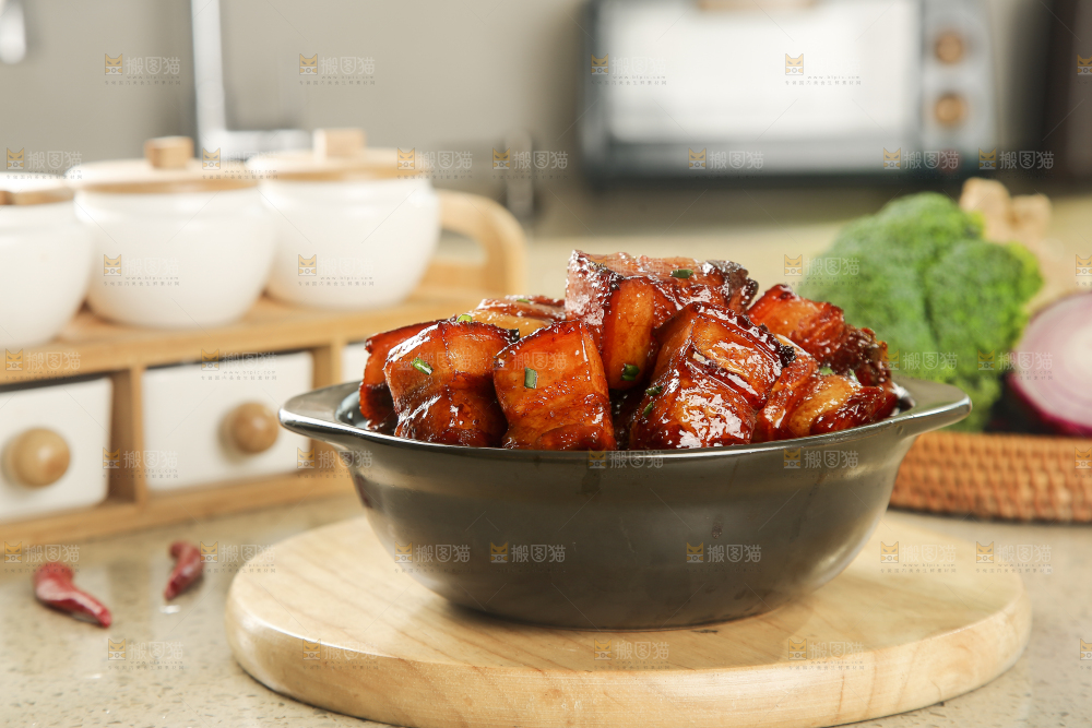 浅底上的红烧肉
