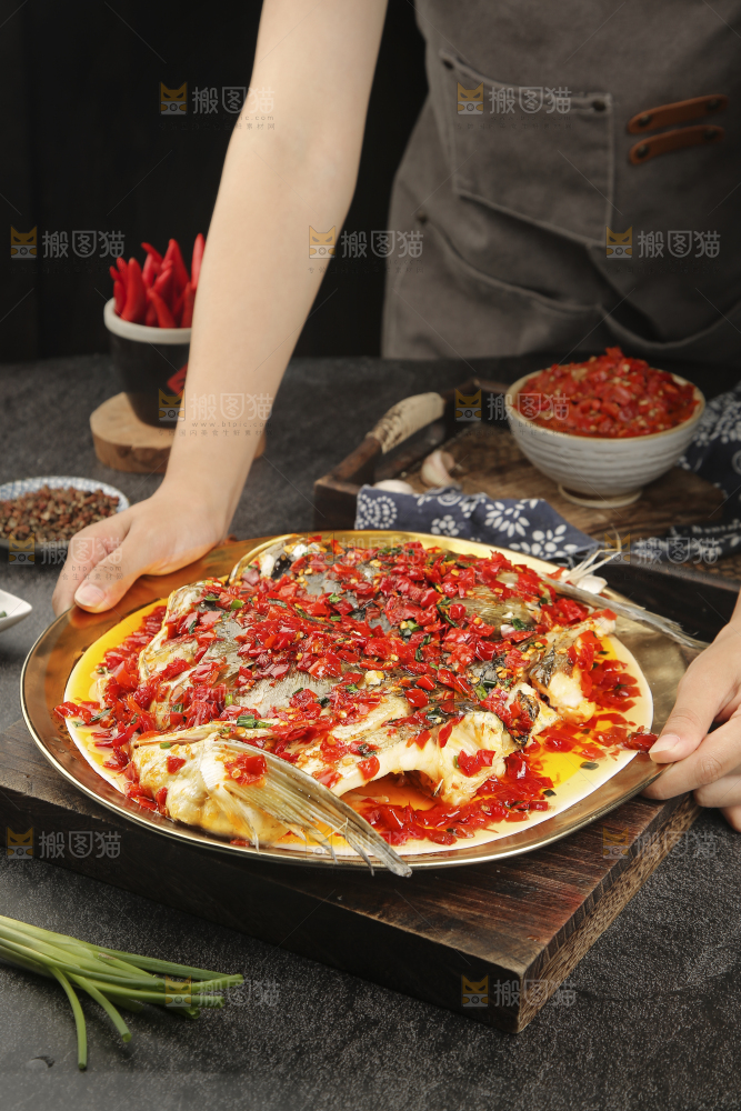 深底上的剁椒鱼头
