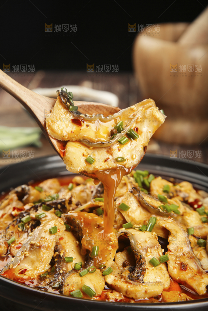 深底上的水煮鱼片