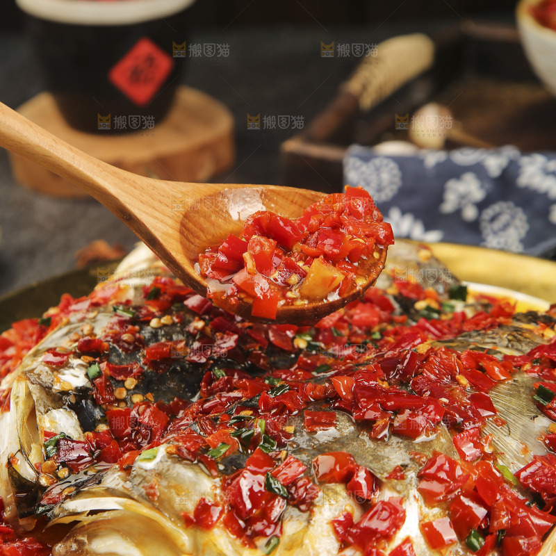 深底上的剁椒鱼头