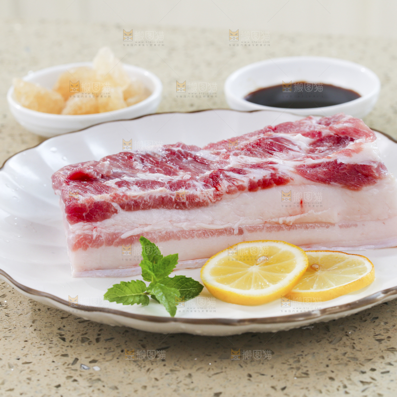 浅底上的红烧肉制作