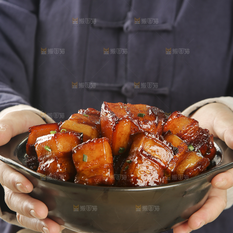 浅底上的红烧肉