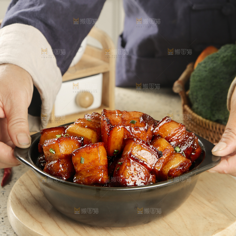 浅底上的红烧肉