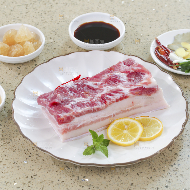 浅底上的红烧肉制作