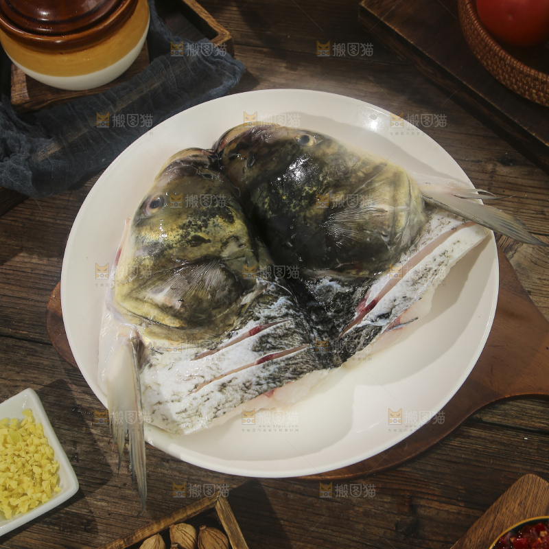 深底上的剁椒鱼头