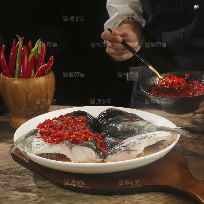 深底上的剁椒鱼头