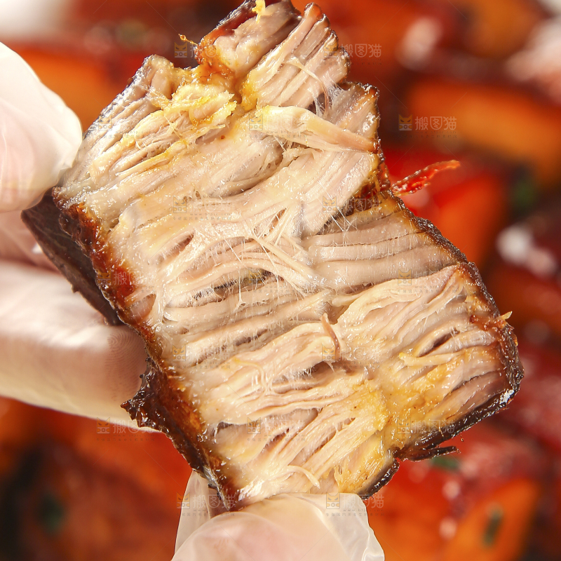 浅底上的红烧肉