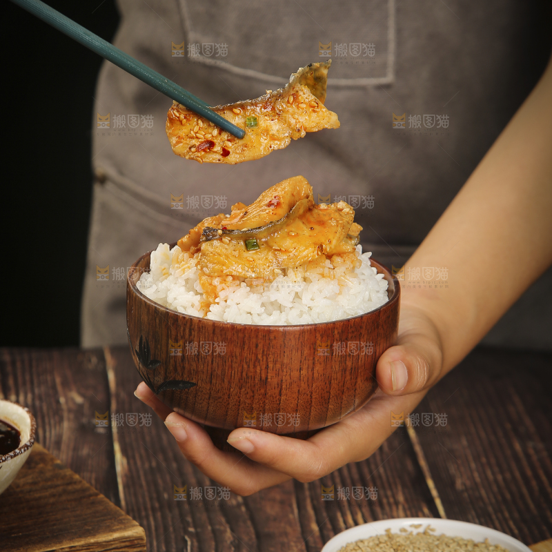 深底上的水煮鱼片